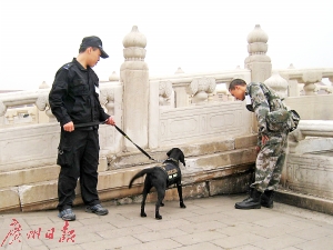 2009年国庆在故宫执行安检任务。