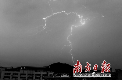 9日傍晚，一场雷雨来临，稍微缓解了连日的酷热，预计今日将迎来中到强雷雨。图为广州城区上空划过一道闪电。南方日报记者 张由琼 摄