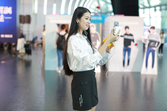 衣品天成新品发布 试衣间直播演绎全民时尚