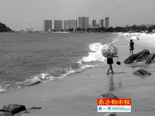 大亚湾霞涌海滩，很多深圳广州等地的游客前来游玩。南都记者 田飞 摄