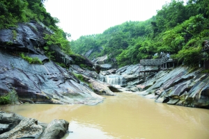 出事的饶平县青岚地质公园内，搜救工作还在进行。信息时报记者 林鸿 摄