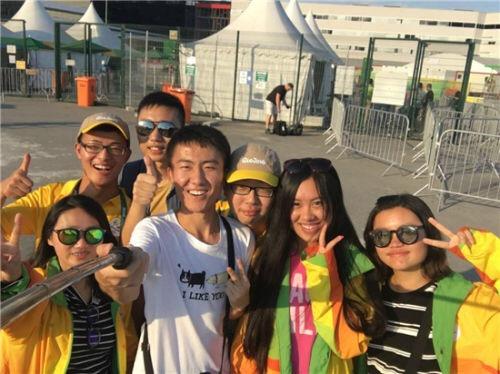 中国志愿者在里约奥运会上用微笑作名片
