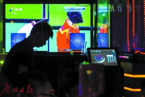 珠江新城一家酒吧的大屏幕正在播放奥运赛事。