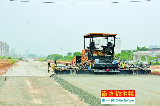 铺路机械正在现场忙碌