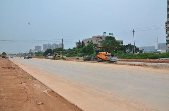 龙海三路部分路段路基已完工。