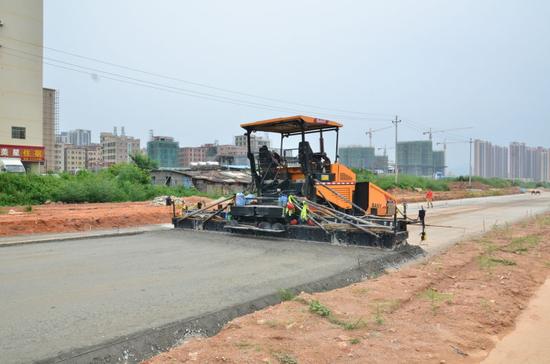 龙海一路坪山河大桥桥墩已建起。