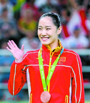 广州姑娘李丹以55.885分的成绩获得铜牌。 新华社发