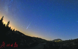 2009年在瑞士蒙里谢附近拍摄到的英仙座流星雨。(新华社发)