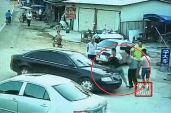 监控显示，嫌疑犯同伙驾驶一辆黑色小轿车疯狂撞向抓捕人员。(网络图片)