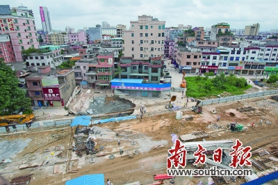 8月14日，在莞惠城轨东莞常平段地陷事故现场，工人正在对坍塌地段进行回填。 南方日报记者 孙俊杰 摄