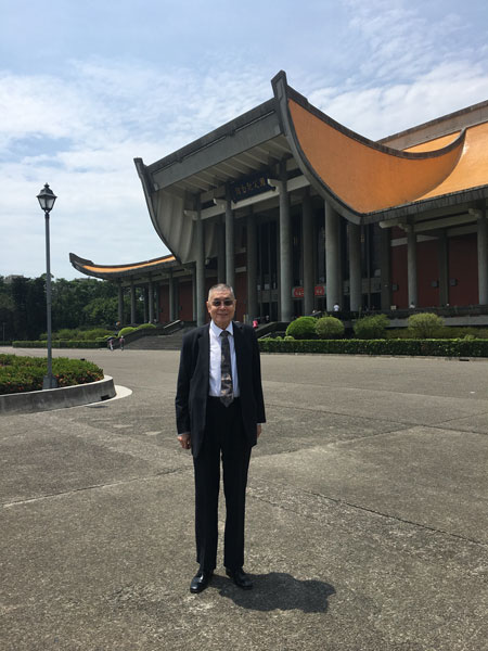 刘诗昆在比赛场地台北”国父纪念馆“前