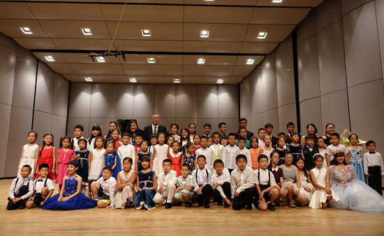 参加闭幕式音乐会表演的获奖学生在台上大合影