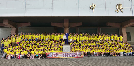 参加这次音乐活动的一部分学生与家长,在台中闭幕式场地外合影