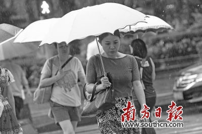 15日傍晚，深圳罗湖，一场暴雨缓解了闷热，行人匆匆前行。南方日报记者 朱洪波 摄