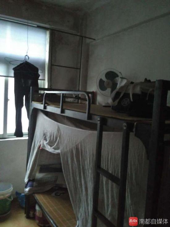 死者温辉财所住的宿舍，他在上铺，仅有一个小电扇，一些衣服等。(家属供图)