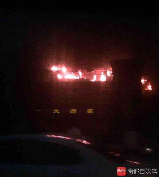 突发！惠州金叶大酒店四楼清晨大火，目击者拍下熊熊大火浓烟滚滚……