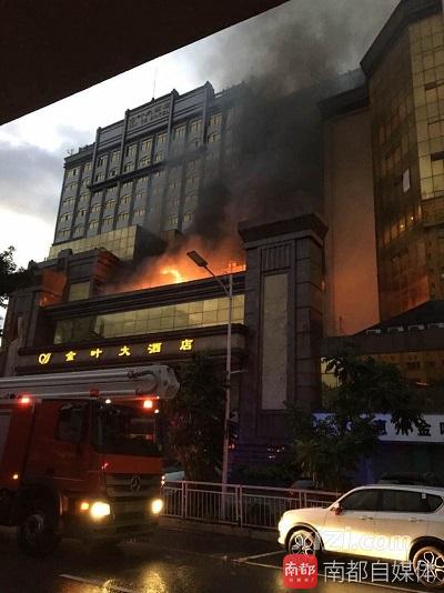 突发！惠州金叶大酒店四楼清晨大火，目击者拍下熊熊大火浓烟滚滚……