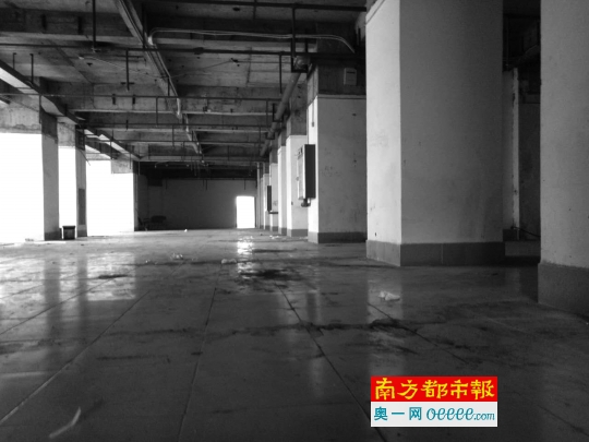 香洲商业城一楼部分商铺也被空置，景象萧索。南都记者 杨亮 摄
