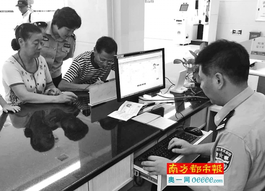 外省户籍居民在惠州换补身份证。 南都记者 田飞 摄