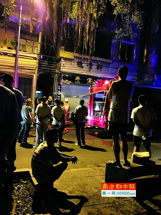 消防车到来后,好多街坊才知道出了大事。
作者:张伊欣 徐勉 吴广宇
链接:http://epaper.oeeee.com/epaper/G/html/2016-08/18/content_68010.htm
来源:南方都市报
更多有情调、有情趣、有情况的自媒体资讯,点击下载南都自媒体客户端体验http://corp.oeeee.com/ndapp/