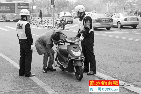 今年4月，交警在花边岭广场查扣无牌超标电动车。 南都记者 田飞 摄