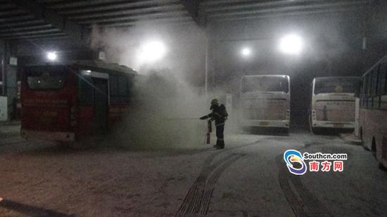 消防官兵对自燃公交车进行灭火降温处理。