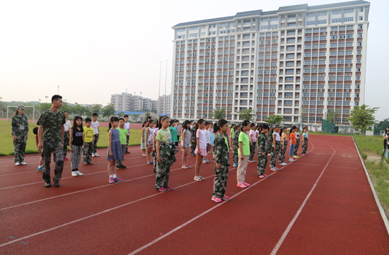 学员军训不怕苦不怕累