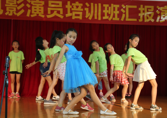 培训班学员汇演节目歌舞《让我们荡起双桨》