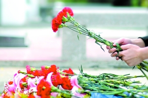 图为2016年4月初，广州银河公墓里鲜花寄哀思。2016年9月28日后，广州将减免非户籍人员7项殡葬基本服务，最高免费金额达1330元。广州日报记者莫伟浓 摄