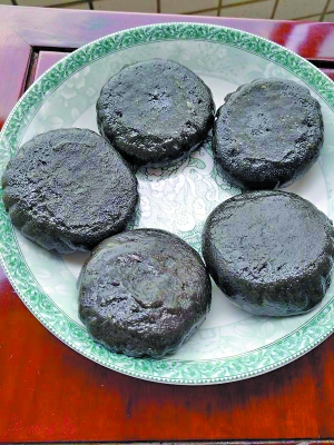 “七月七药粄”色泽墨绿,口感甘香。