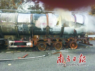 22日凌晨，京港澳高速清远段发生一起槽罐车泄漏事故，槽罐车内载有硝酸20余吨。通讯员供图