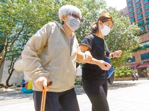 林月芬(左)由女儿刘君媚陪同到法庭作供。