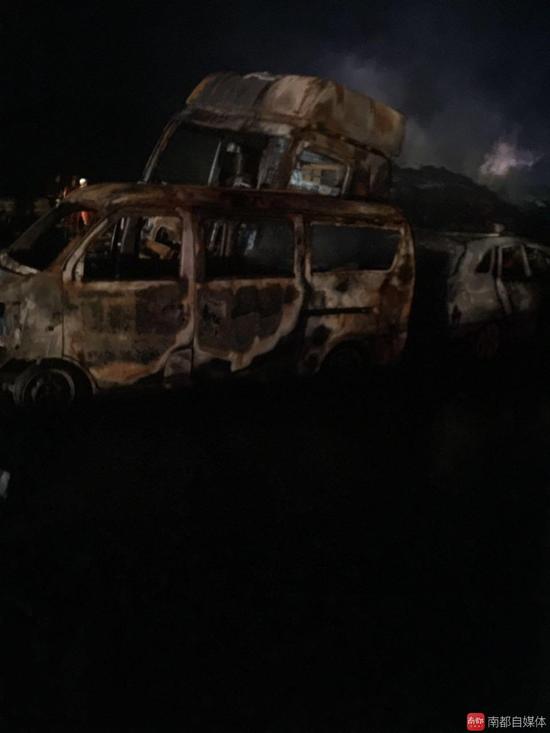 事故现场被烧毁的车辆