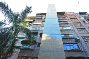 广州市越秀区梅花路33号九层的楼梯楼装上电梯。(资料图片) 广州日报记者高鹤涛 摄