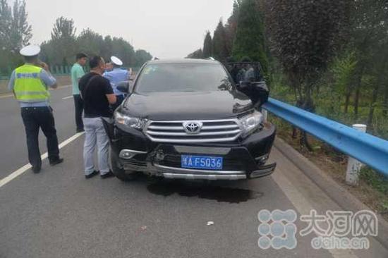 被撞坏的警方车辆,水箱破裂已无法行驶