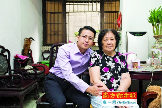 阿杰与养母何姨的合影,何姨希望他早日找到亲生父母。南都记者 摄
作者:叶孜文 黎湛均
链接:http://epaper.oeeee.com/epaper/G/html/2016-08/26/content_70778.htm
来源:南方都市报
更多有情调、有情趣、有情况的自媒体资讯,点击下载南都自媒体客户端体验http://corp.oeeee.com/ndapp/