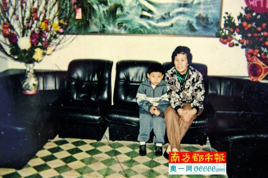 阿杰小时候与养母何姨合照。
作者:叶孜文 黎湛均
链接:http://epaper.oeeee.com/epaper/G/html/2016-08/26/content_70778.htm
来源:南方都市报
更多有情调、有情趣、有情况的自媒体资讯,点击下载南都自媒体客户端体验http://corp.oeeee.com/ndapp/