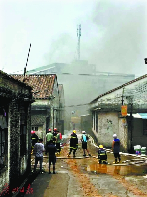 张槎一路一工厂起火。广州日报记者陈枫摄