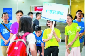 志愿者在地铁站内迎接新生。信息时报记者 郭嘉亮 摄