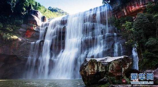 这是位于赤水丹霞景区内的十丈洞大瀑布。（新华社记者 刘续 摄）