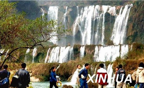 游客在云南省罗平县九龙瀑布群游览。（新华社记者 周重要摄）