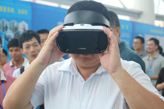 惠州市副市长邓庆忠体验VR