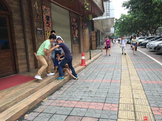 宋先生(绿衣者)与疑似女酒托分手,争执抢夺一部手机,另有4男1女却突然出现助阵女方。南都记者 祝勇摄