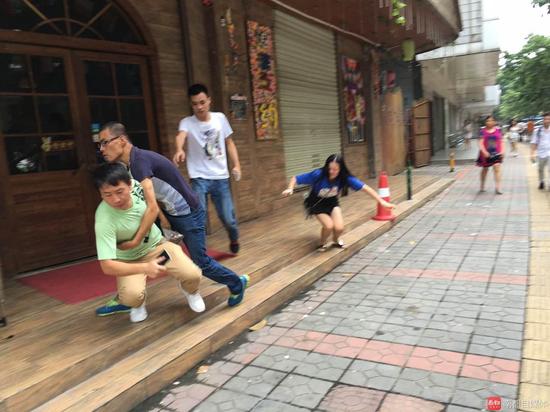 宋先生(绿衣者)与疑似女酒托分手,争执抢夺一部手机,另有4男1女却突然出现助阵女方。南都记者 祝勇摄