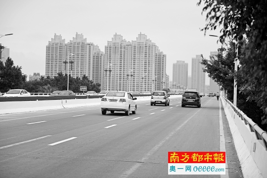 东江大桥增加车道后，车流比以往顺畅不少。 南都记者 李鹏 摄