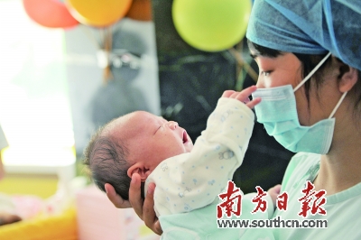 预计明后两年中山将出现生育高峰,妇幼保健工作面临较大压力。图为医护人员正在照顾新生婴儿。 南方日报记者 王云 摄