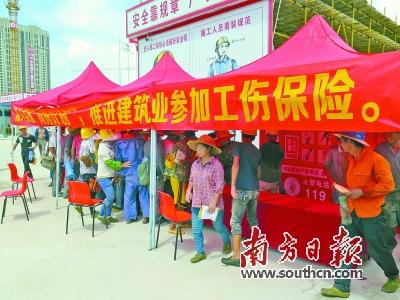 市人社局在建筑工地宣传工伤保险。市人社局供图