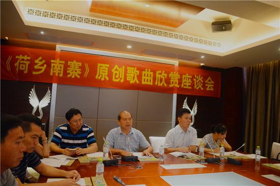 词作者周崇练（中）和现场嘉宾分享歌词创作历程