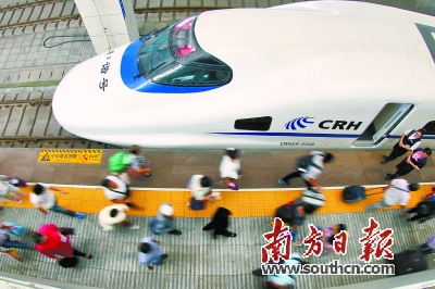 8月31日，旅客在火车站准备乘车。新华社发
