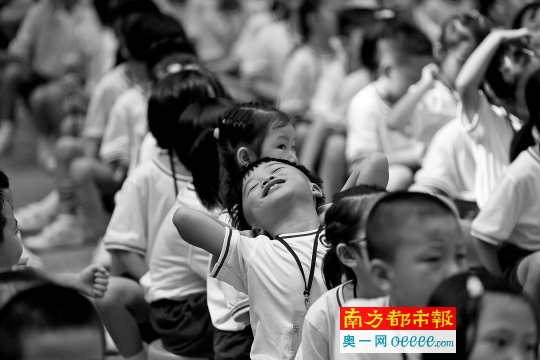 广州沙面小学，开学礼上，一个男生伸了个懒腰。

作者：
链接：http://epaper.oeeee.com/epaper/A/html/2016-09/02/content_72804.htm
来源：南方都市报
更多有情调、有情趣、有情况的自媒体资讯，点击下载南都自媒体客户端体验http://corp.oeeee.com/ndapp/